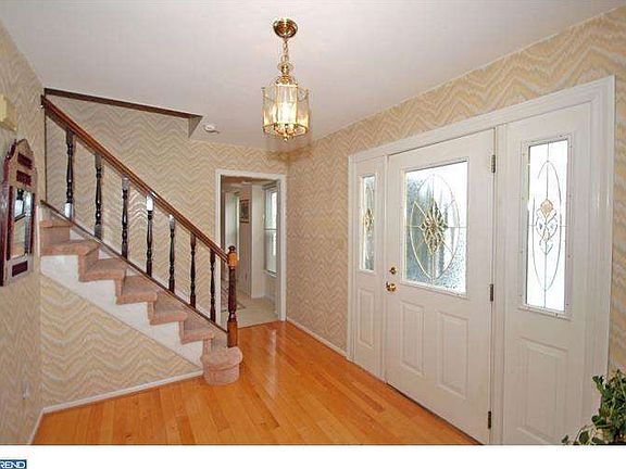 3rd image of 25 W Cartwright Dr