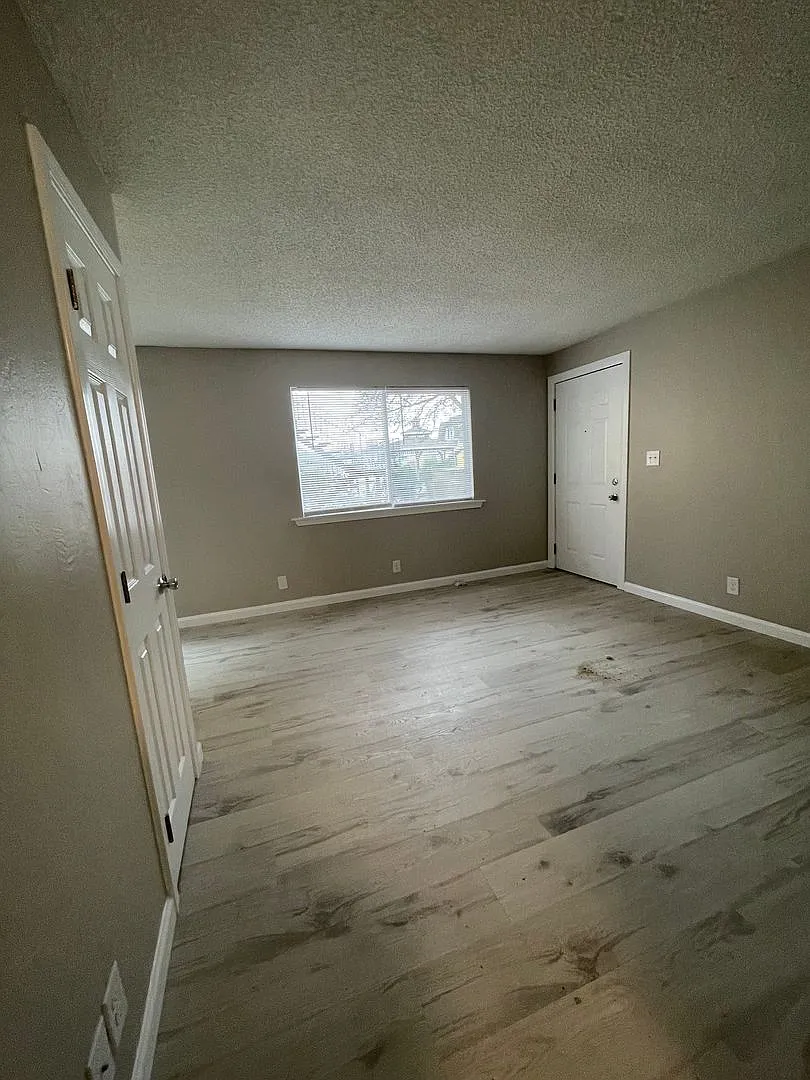 Heatherstone Apartments — Photo 2