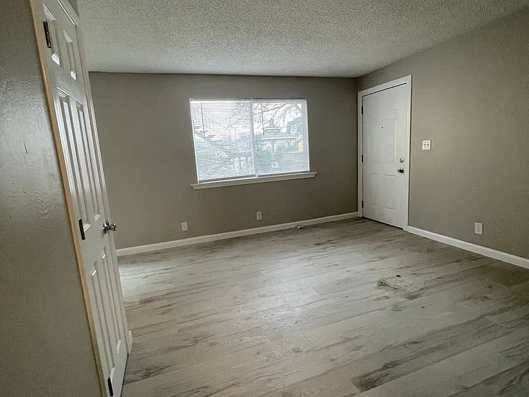Heatherstone Apartments — Photo 2