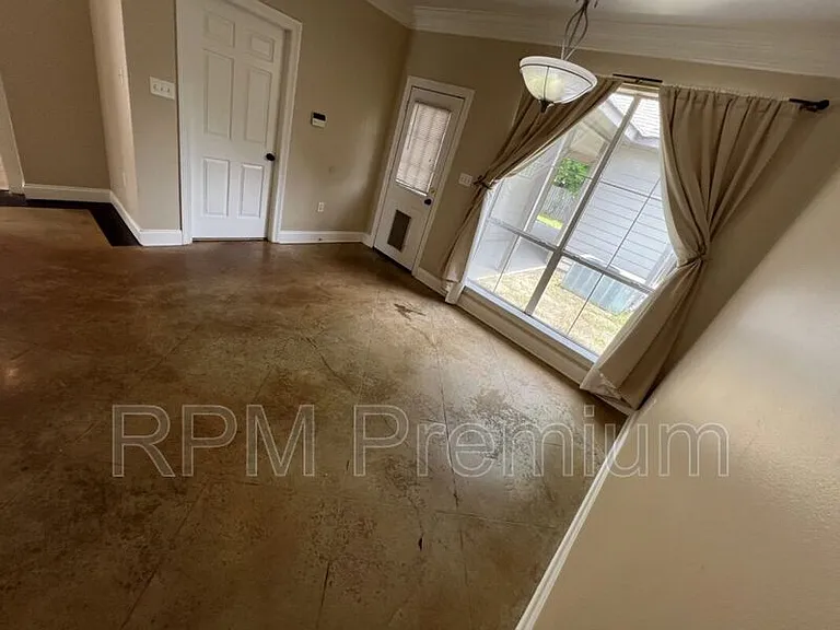 5557 Arialo Dr — Photo 9