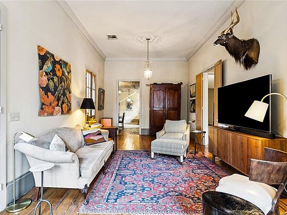 5th image of 626 Burgundy St