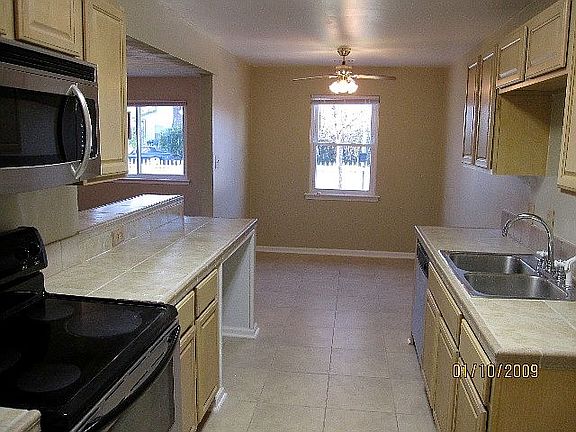3rd image of 3425 Woodburne Dr