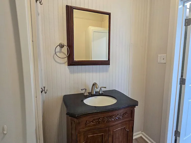 1224 N Market Ave — Photo 26