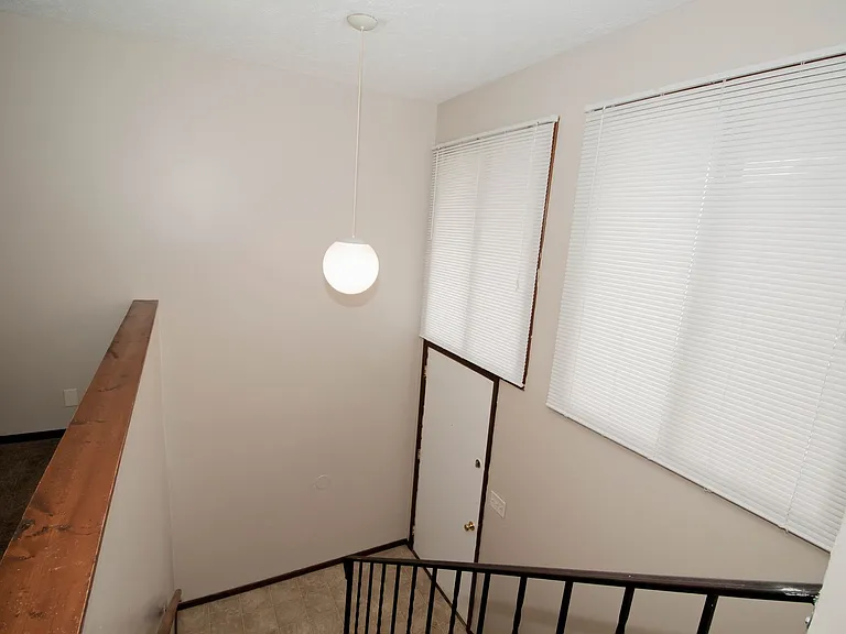 105 N Orr Dr — Photo 2