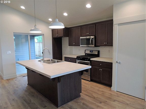 5th image of 5009 NE 42nd St