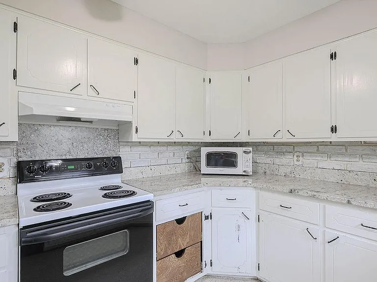 8209 Hillside Dr — Photo 19