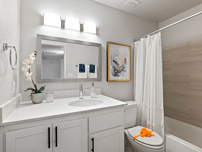 Delano Apartments — Photo 8