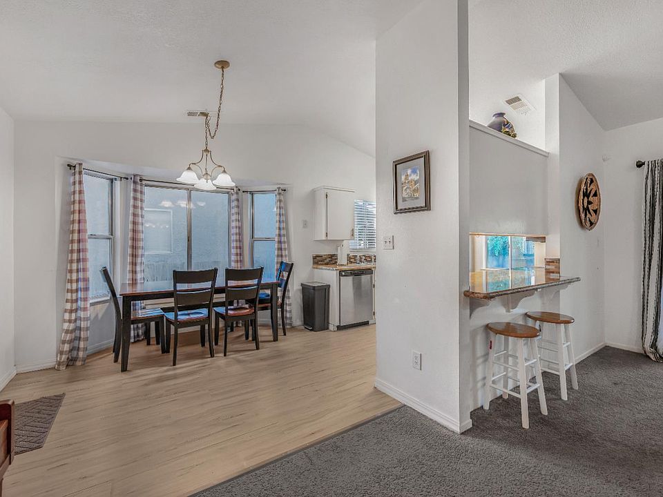10th image of 651 N Laverne Ave