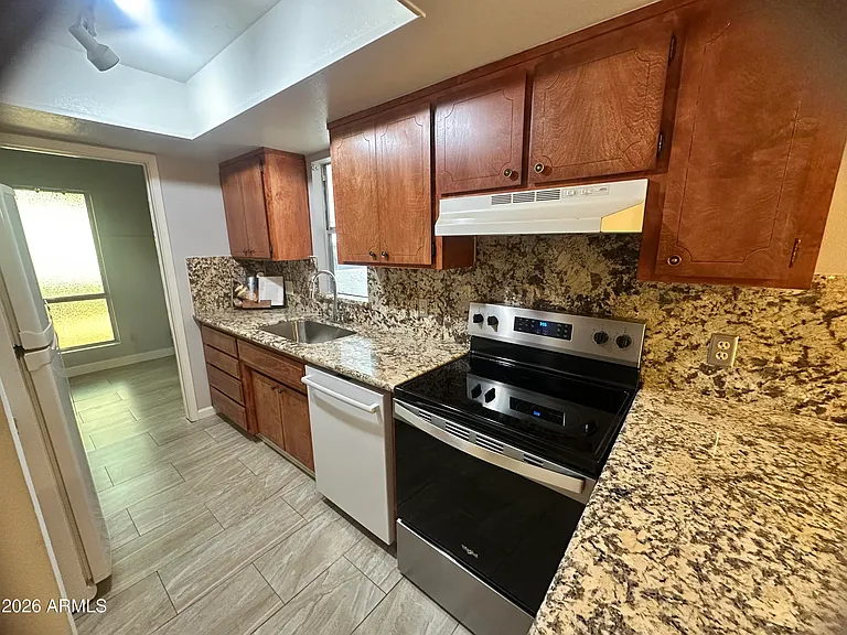 5208 S Hazelton Ln — Photo 3