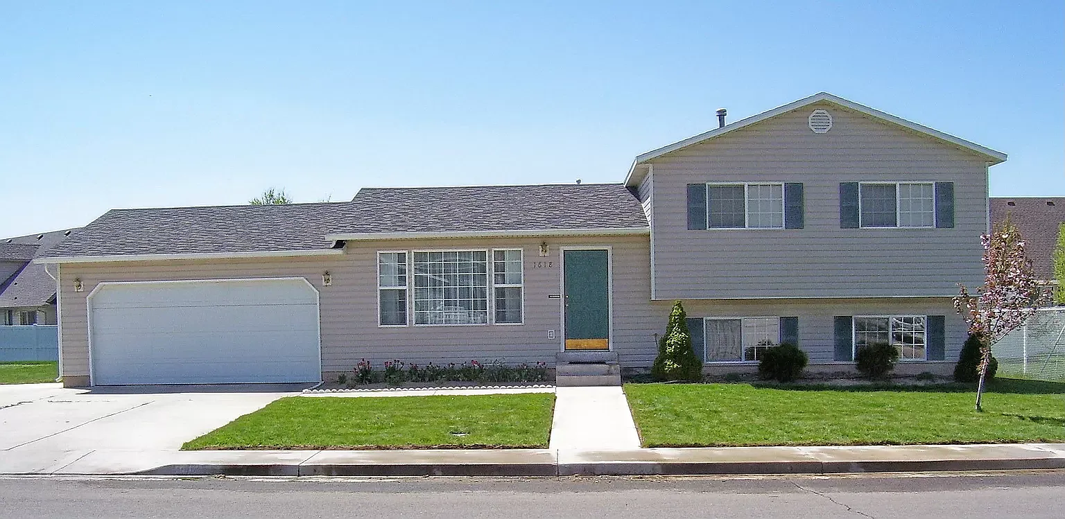 4 bed, 2.5 bath, 2120 sqft, $2,500 — Photo 1