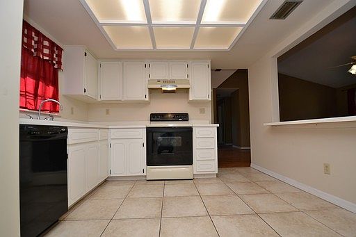 4th image of 8443 Alveron Ave