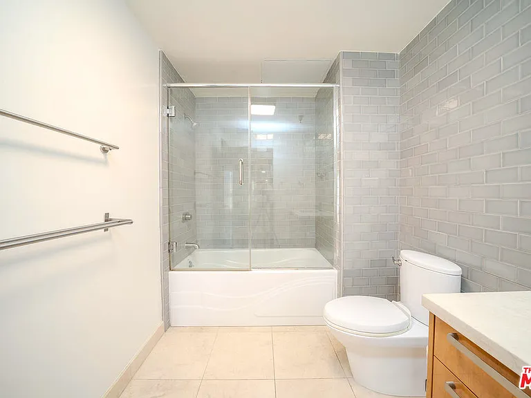 702 S Serrano Ave #501 — Photo 12