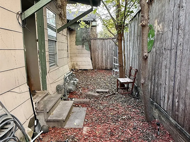 1526 Yale St #2 — Photo 8