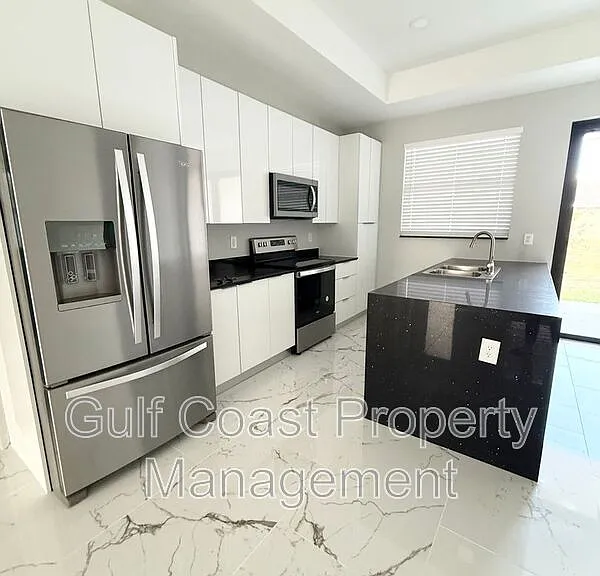 2216 NE 10th Pl — Photo 9