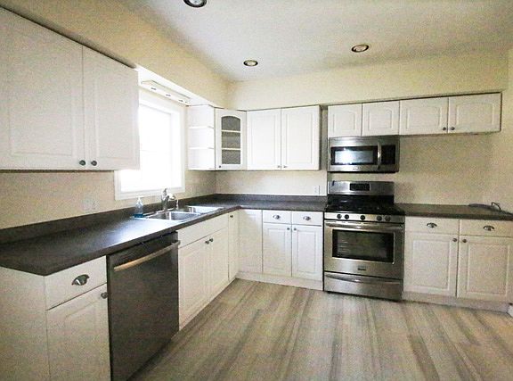 3rd image of 3414 Lakeview Blvd