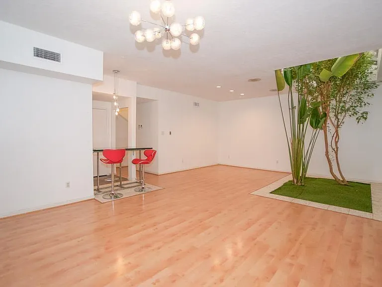907 Hawthorne St — Photo 1