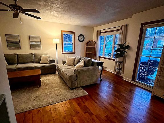 4th image of 870 Woodbine Blvd