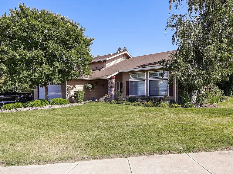 420 Nancy Dr — Photo 1