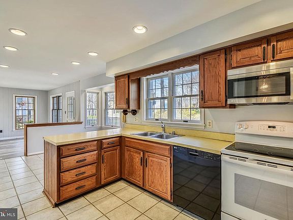 4th image of 473 Edinburgh Ct