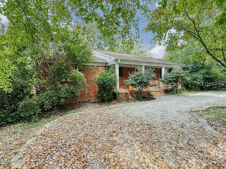 200 Suburban Rd — Photo 39