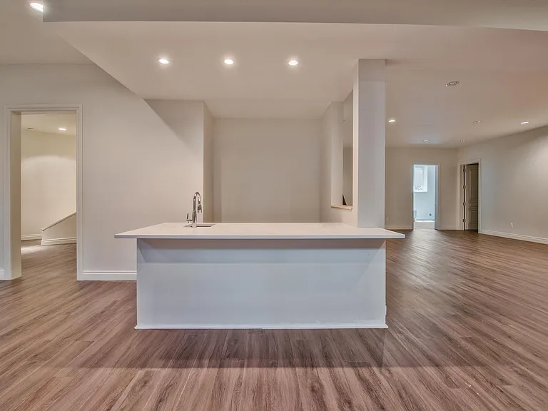 200 Aspen Rd — Photo 32