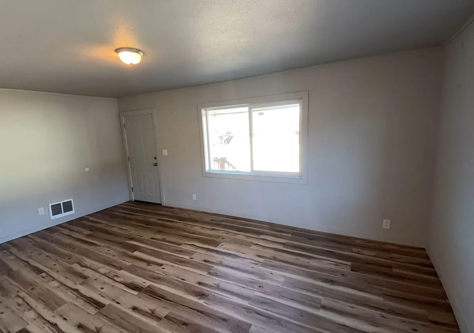 RR-0000 | 2936 NE Diamond Lake Blvd — Photo 2