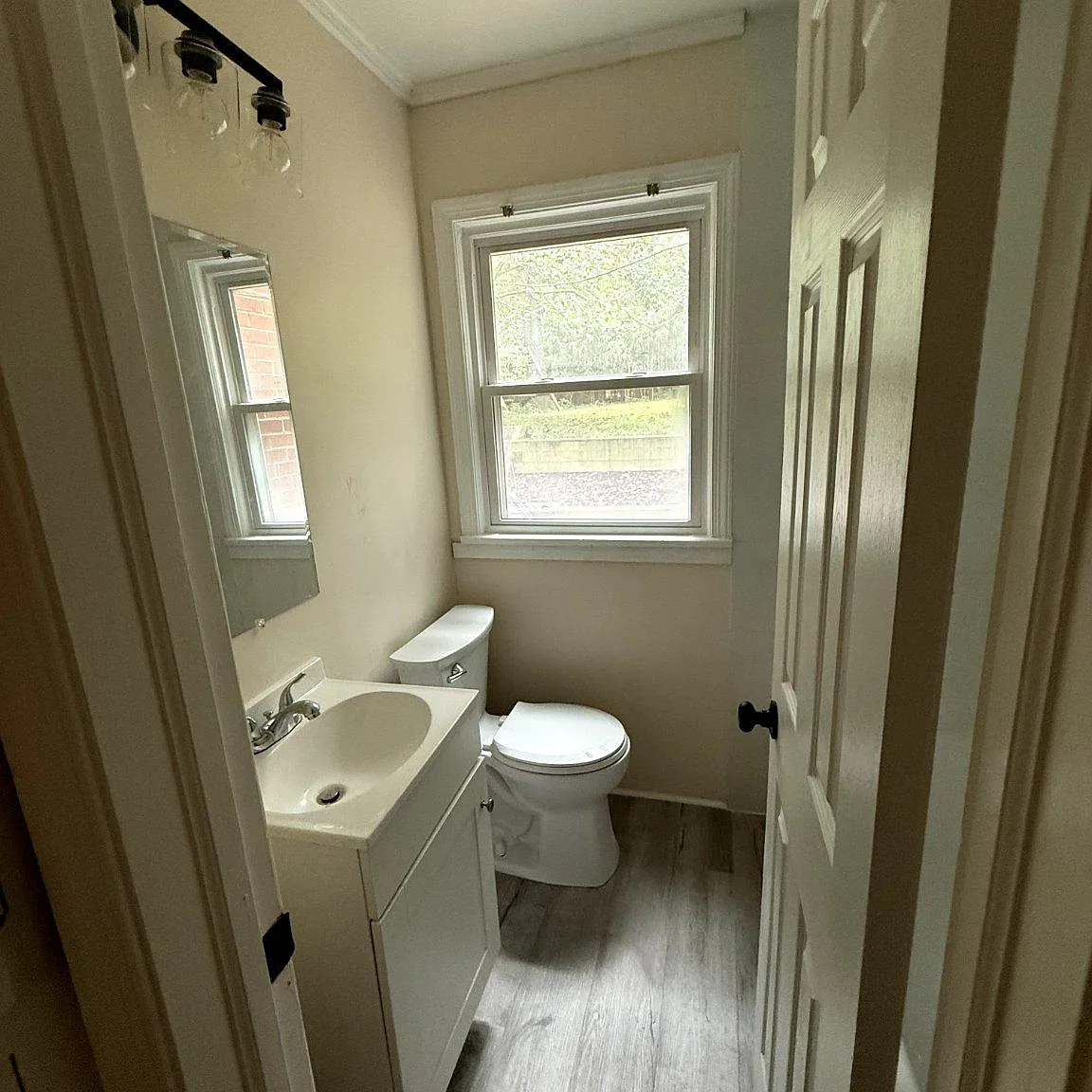 5 bed, 3.0 bath, 2250 sqft, $3,500 — Photo 3