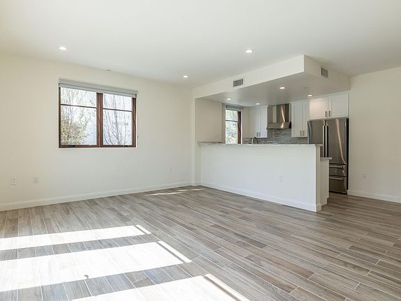 4th image of 859 S Lucerne Blvd #109