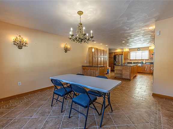 4th image of 50 Camelot Ct