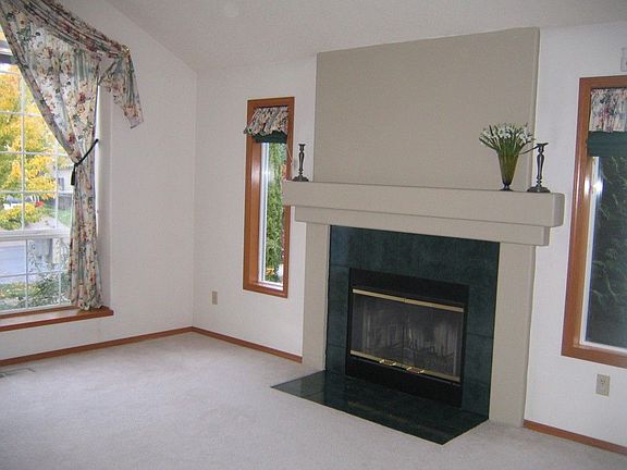 Living Rm, Vaulted, Gas Fireplace