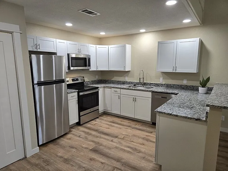 121 N Glenwood Dr #B — Photo 8
