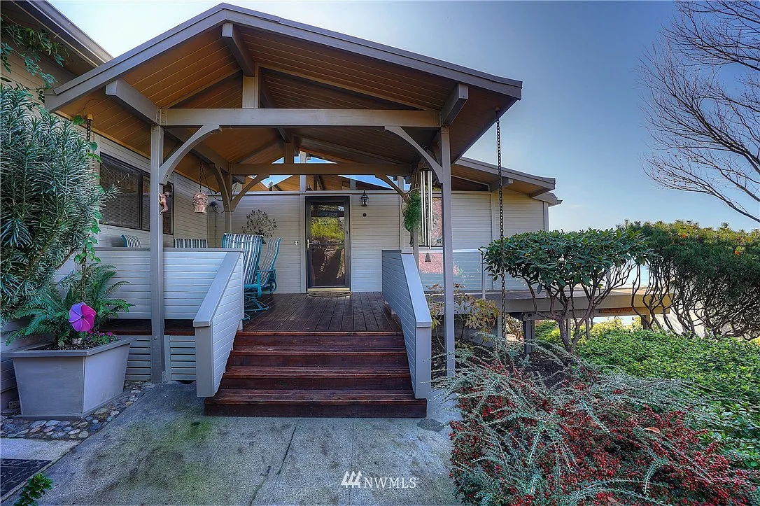 6320 Marine View Drive NE photo 1