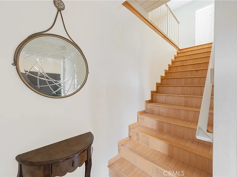 1350 E Tujunga Ave — Photo 8