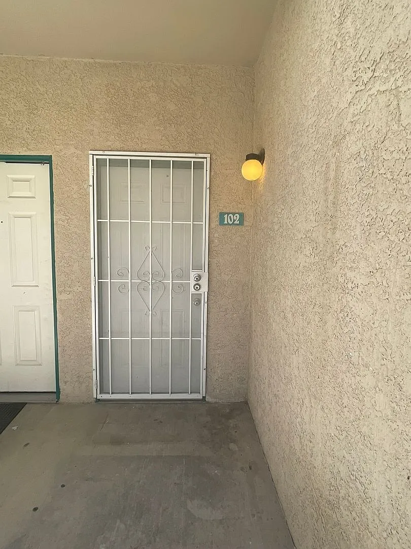 Captivating and Impeccable 3 Bedroom, 2 Bathroom in gated community — Photo 2
