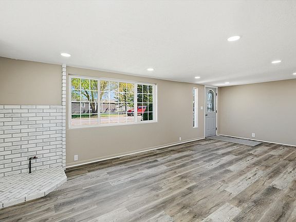 4th image of 371 W 9 S