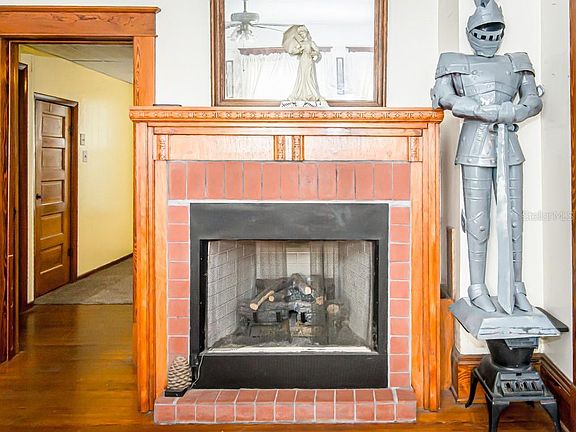 5th image of 811 Verona St