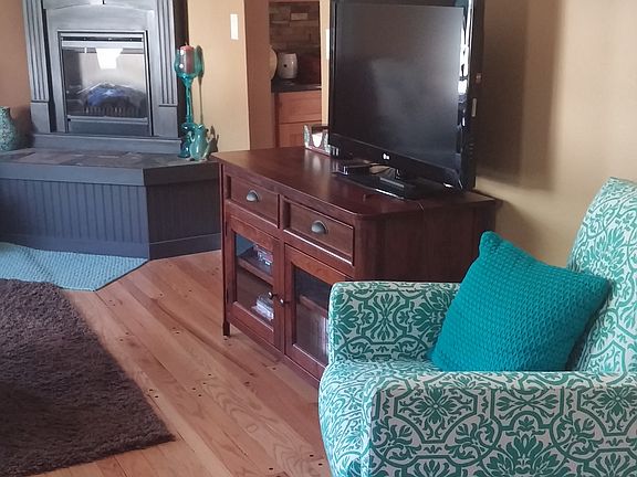 Living room w/ fireplace