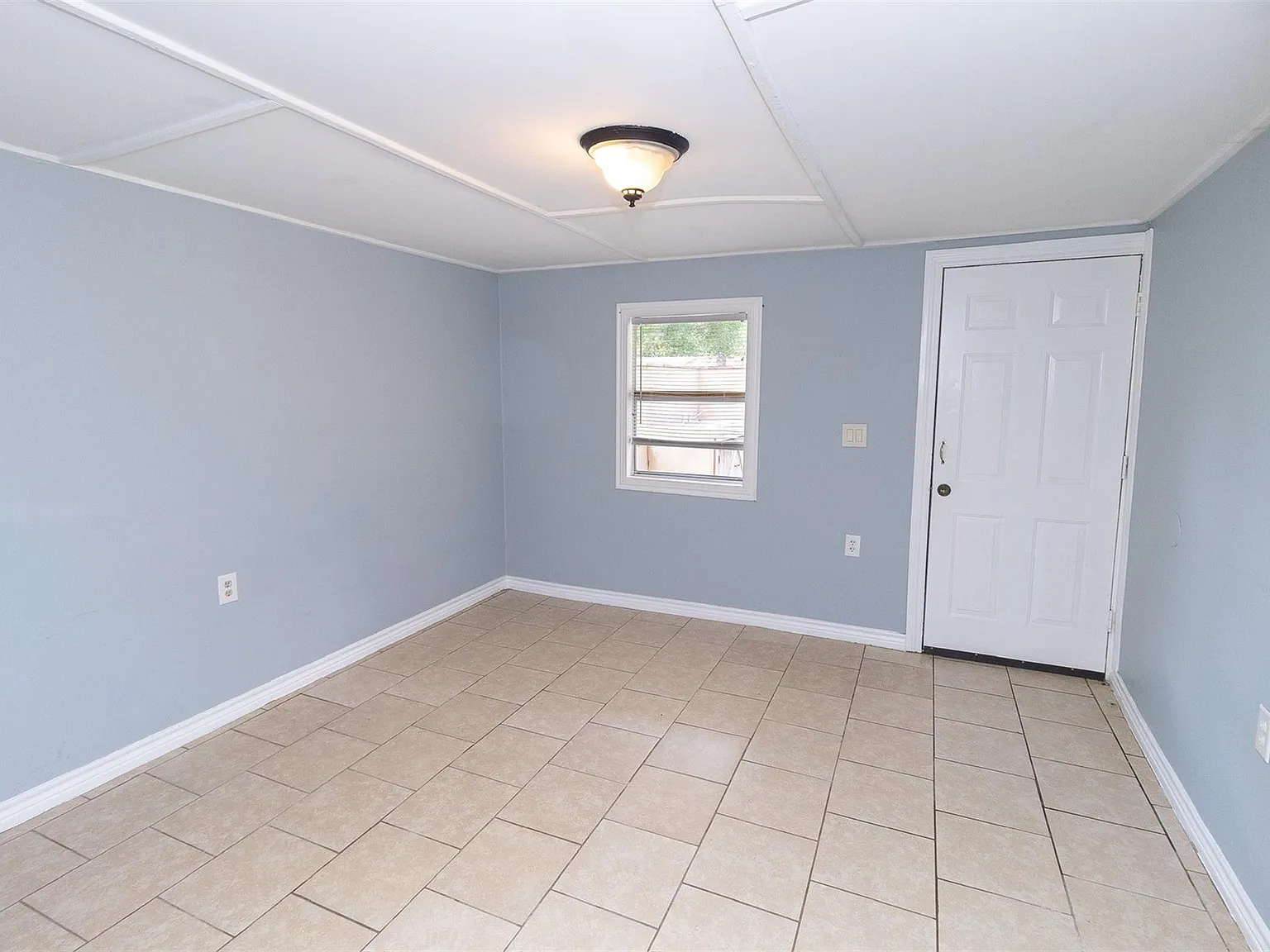 1 bed, 1.0 bath, 716 sqft, $1,000 — Photo 3