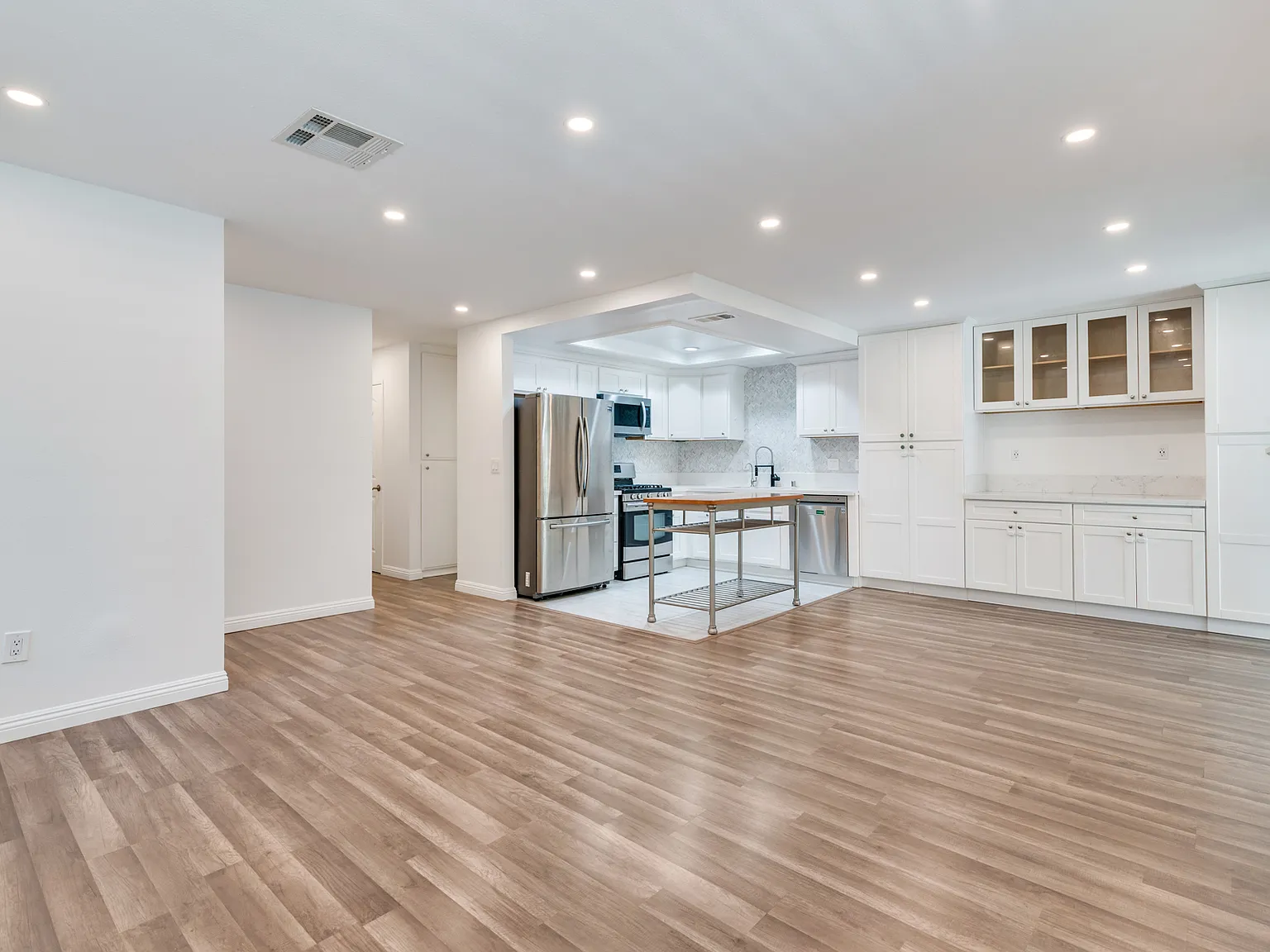 3 bed, 1076 sqft, $4,150 — Photo 4