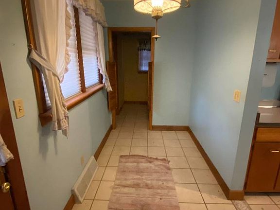 5th image of 908 West Ave