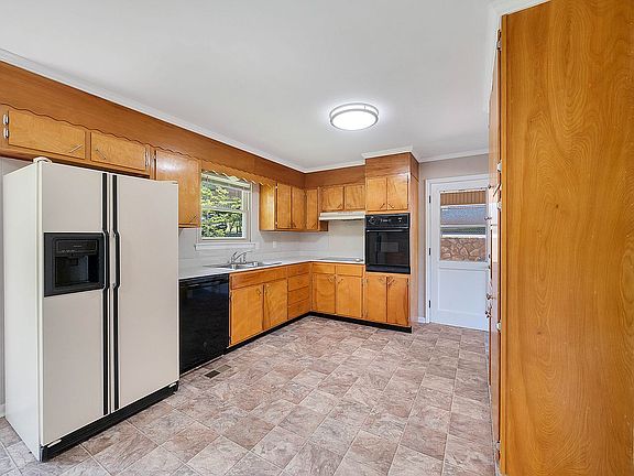 4th image of 450 Bouton Dr
