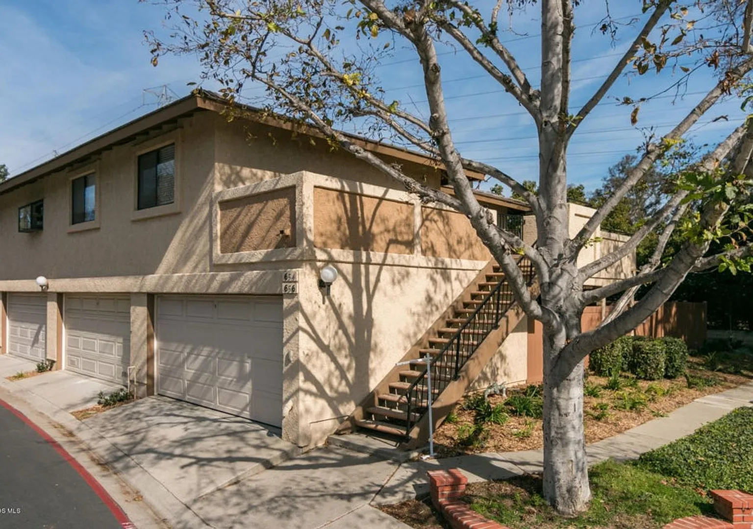 Ventura's Parkside 2nd Floor 2+1 Condo with 2-Car Garage! — Photo 1