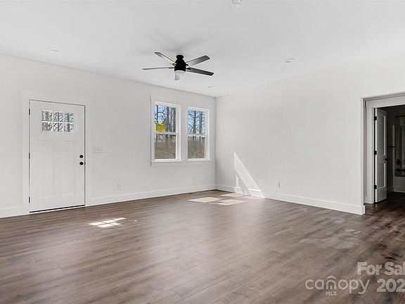 4th image of 3964 Hoke St
