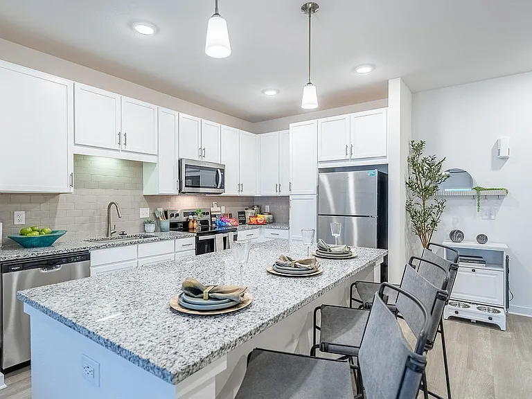 Avion Apartments — Photo 10