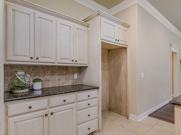 3rd image of 8016 Oxford Dr