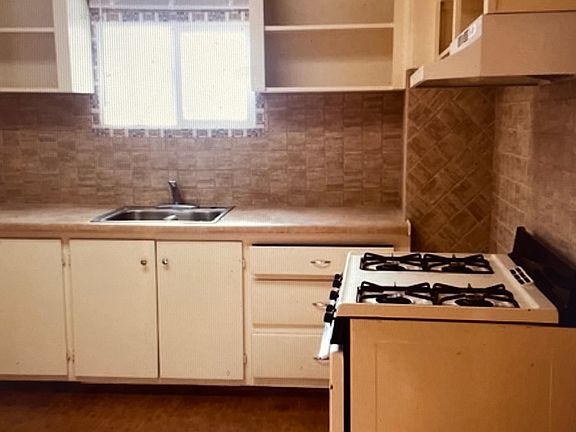 2nd image of 324 Girard Blvd SE