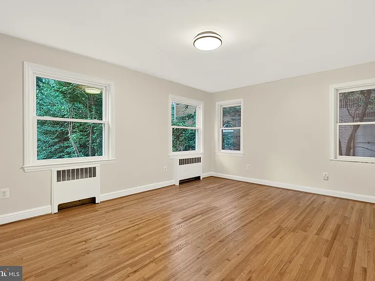 2375 N Vernon St — Photo 36