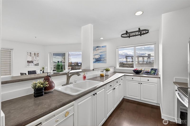 5th image of 524 6th Avenue W #110