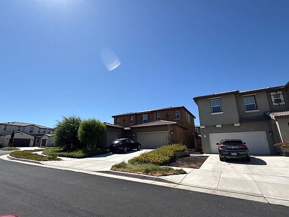 3rd image of 2253 Davie Pl