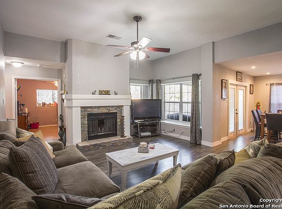 4th image of 9822 Dugas Dr